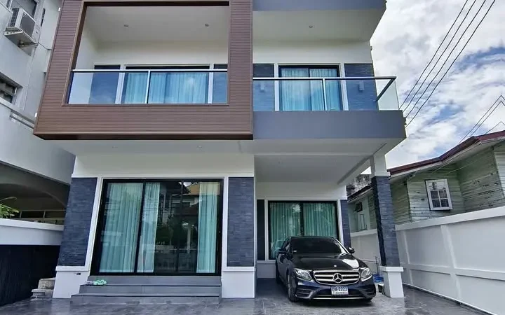Detached House 4 Bed 6 Bath Bangkok