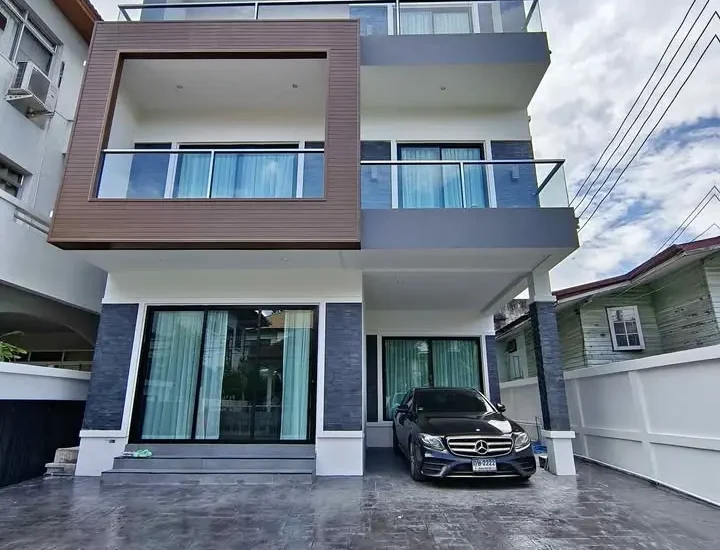 Detached House 4 Bed 6 Bath Bangkok